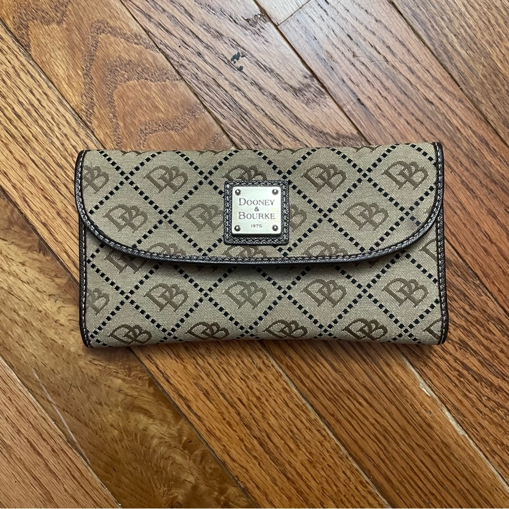 D&B Signature Continental wallet